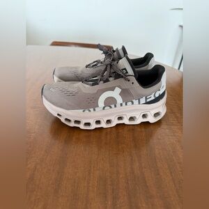 On women’s Cloud monster 7